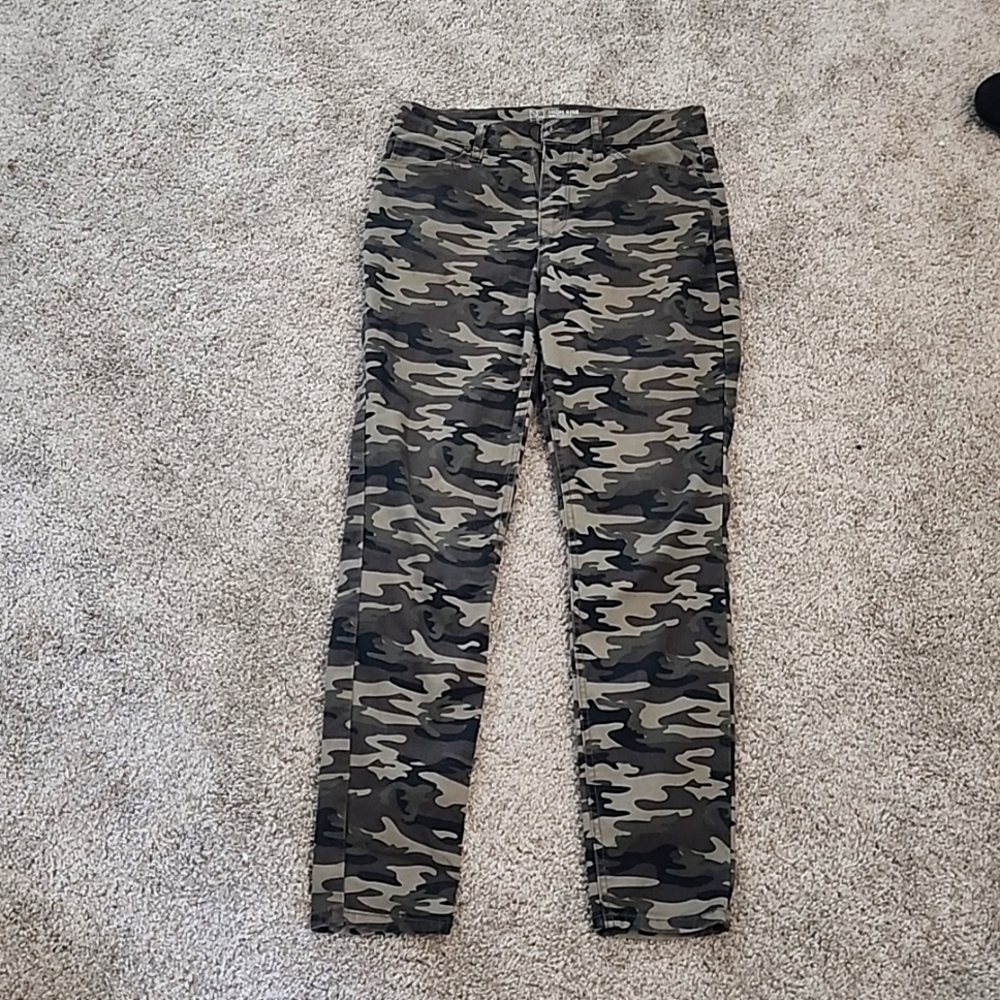 Women's camo high rise skinny pants. Size 9